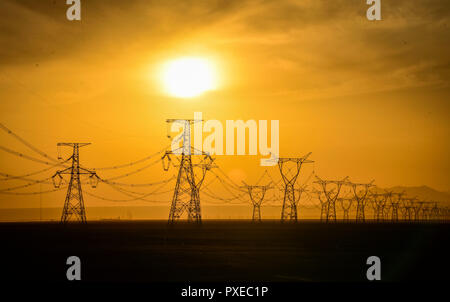 (181022) -- URUMQI, Ottobre 22, 2018 (Xinhua) -- Foto scattata il 7 settembre 21, 2018 mostra 750kv linea di trasmissione di potenza a Turpan, a nord-ovest della Cina di Xinjiang Uygur Regione autonoma. Xinjiang ha visto un aumento della produzione di elettricità da energia pulita. Secondo una griglia di Stato nello Xinjiang potenza elettrica Co., Ltd., energia eolica e solare generato 27.81 miliardi e 9,07 miliardi di chilowattora (kwh) di elettricità, rispettivamente, nei primi nove mesi del 2018 nella regione. Con abbondanza di energia eolica e solare risorse, Xinjiang è un pioniere nell'uso di nuova energia in Cina, con installato il nuovo-energia capaci Foto Stock