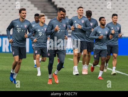 Atene, Grecia. 22 ottobre, 2018. Calcio: Champions League, FC Bayern Munich - AEK Atene, fase di gruppo, gruppo e conferenza stampa terza giornata al OACA Stadium. La squadra del FC Bayern Monaco presso la formazione finale. Credito: Pietro Kneffel/dpa/Alamy Live News Foto Stock