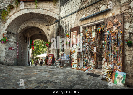 Negozio di souvenir in una strada ad Assisi. Perugia, Umbria, Italia Foto Stock