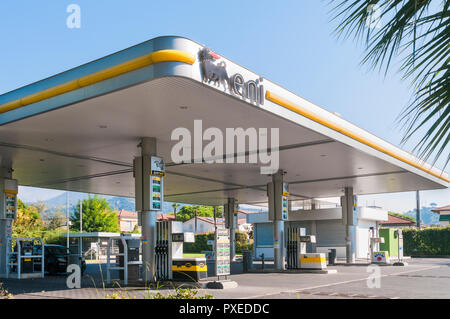 CARRARA. Italia - Ottobre 21, 2018 - Eni gas station in Toscana, Italia Foto Stock