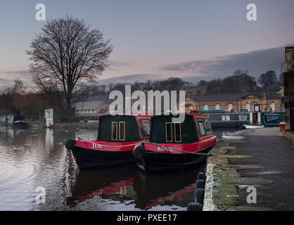 Strette barche ormeggiate nella pittoresca cittadina di Skipton, giovedì 29 dicembre 2016, Skipton, Inghilterra. Foto Stock