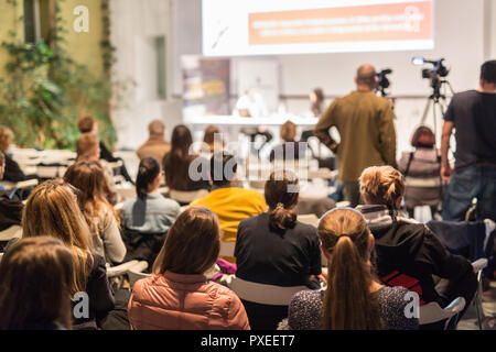 Media intervista e la tavola rotonda a popolari conferenza scientifica. Foto Stock