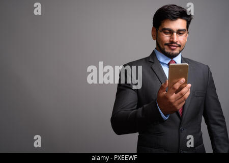 Giovane bello barbuto imprenditore persiano indossando occhiali da vista Foto Stock