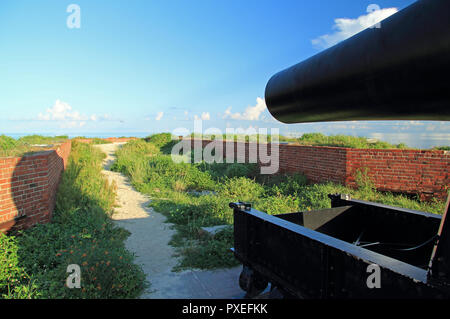 Un 15-pollice Rodman la guerra civile era il pezzo di artiglieria sta di guardia in un Fort Jefferson bastione nel Parco Nazionale di Dry Tortugas, situato in Florida Keys Foto Stock
