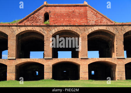 Le innumerevoli archi in mattone di Fort Jefferson sono uno degli unici le caratteristiche architettoniche di questo grande avamposto militare nel Parco Nazionale di Dry Tortugas Foto Stock