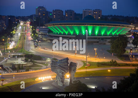 Katowice in Polonia: accesa sala multiuso Spodek costruito nella forma di un disco volante nei primi anni Settanta del XX secolo. Il punto di riferimento Foto Stock