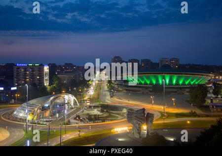 Katowice in Polonia: accesa sala multiuso Spodek costruito nella forma di un disco volante nei primi anni Settanta del XX secolo. Il punto di riferimento Foto Stock