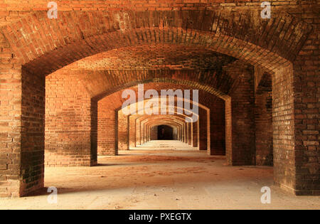 Le innumerevoli archi in mattone di Fort Jefferson sono uno degli unici le caratteristiche architettoniche di questo grande avamposto militare nel Parco Nazionale di Dry Tortugas Foto Stock