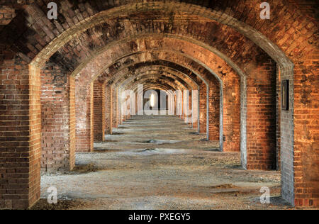 Le innumerevoli archi in mattone di Fort Jefferson sono uno degli unici le caratteristiche architettoniche di questo grande avamposto militare nel Parco Nazionale di Dry Tortugas Foto Stock