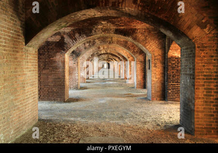 Le innumerevoli archi in mattone di Fort Jefferson sono uno degli unici le caratteristiche architettoniche di questo grande avamposto militare nel Parco Nazionale di Dry Tortugas Foto Stock