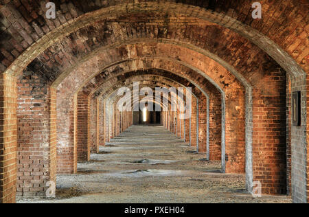 Le innumerevoli archi in mattone di Fort Jefferson sono uno degli unici le caratteristiche architettoniche di questo grande avamposto militare nel Parco Nazionale di Dry Tortugas Foto Stock