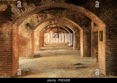 Le innumerevoli archi in mattone di Fort Jefferson sono uno degli unici le caratteristiche architettoniche di questo grande avamposto militare nel Parco Nazionale di Dry Tortugas Foto Stock