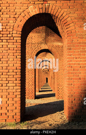 Le innumerevoli archi in mattone di Fort Jefferson sono uno degli unici le caratteristiche architettoniche di questo grande avamposto militare nel Parco Nazionale di Dry Tortugas Foto Stock