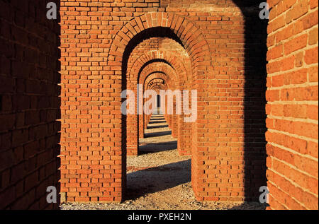 Le innumerevoli archi in mattone di Fort Jefferson sono uno degli unici le caratteristiche architettoniche di questo grande avamposto militare nel Parco Nazionale di Dry Tortugas Foto Stock