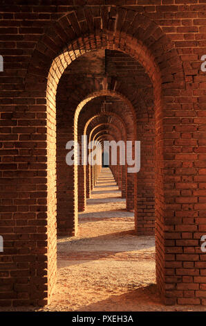 Le innumerevoli archi in mattone di Fort Jefferson sono uno degli unici le caratteristiche architettoniche di questo grande avamposto militare nel Parco Nazionale di Dry Tortugas Foto Stock