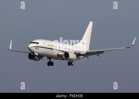 Boeing C-40un Clipper in atterraggio a RAF Mildenhall mentre lavora un volo cargo per la Marina statunitense. Foto Stock