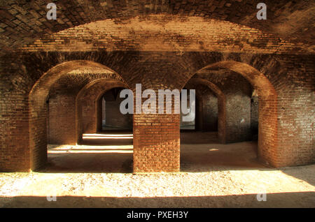 Le innumerevoli archi in mattone di Fort Jefferson sono uno degli unici le caratteristiche architettoniche di questo grande avamposto militare nel Parco Nazionale di Dry Tortugas Foto Stock