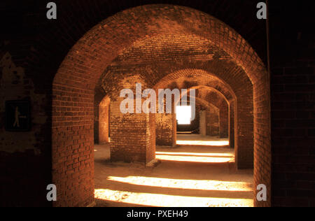 Le innumerevoli archi in mattone di Fort Jefferson sono uno degli unici le caratteristiche architettoniche di questo grande avamposto militare nel Parco Nazionale di Dry Tortugas Foto Stock