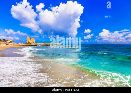 Bella spiaggia di Briatico village,vista con un mare azzurro e la vecchia torre saracena,Calabria,l'Italia. Foto Stock