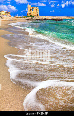 Bella spiaggia di Briatico village,vista con un mare azzurro e la vecchia torre saracena,Calabria,l'Italia. Foto Stock