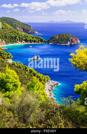 Pittoresca baia di Stafilos,famosa spiaggia di Skopelos Island, Grecia. Foto Stock