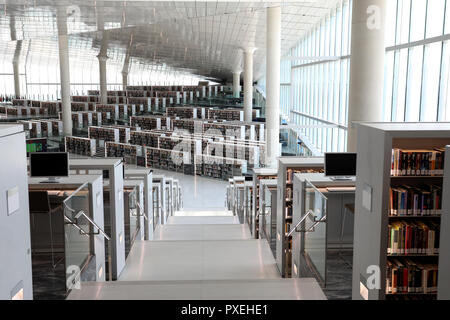Doha / Qatar - Ottobre 9, 2018: Interno della Biblioteca Nazionale del Qatar, progettato dall architetto olandese Rem Koolhaas, in Qatar capitale Doha Foto Stock