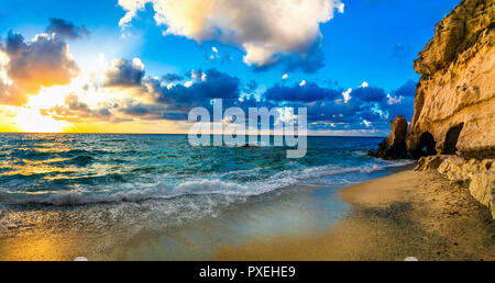 Splendida spiaggia a Tropea villaggio,vista mare azzurro e rocce a picco sul tramonto,Calabria,l'Italia. Foto Stock