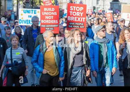 Whitehall, Londra, Inghilterra; xx ottobre 2018; uomo e donna tenere mani come essi marzo per chiedere una votazione dei popoli su Brexit Foto Stock