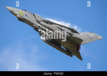 RAF Royal Air Force Panavia Tornado GR4 jet da combattimento aereo bombardiere arrampicata in velocità con la condensazione di vapore formando sopra l'ala. Cielo blu Foto Stock