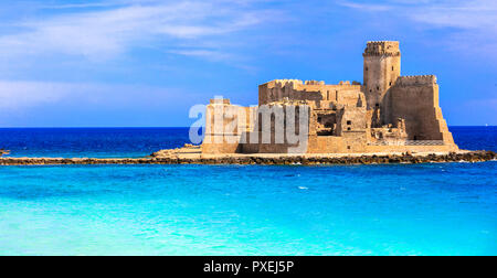 Bellissimo castello Aragonese di Le Castella,vicino a Crotone,Calabria,l'Italia. Foto Stock