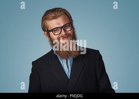 Ritratto di bello barbuto hipster imprenditore che indossano occhiali sorridendo felice isolato su sfondo blu. Faccia positiva espressione, emozione umana, b Foto Stock