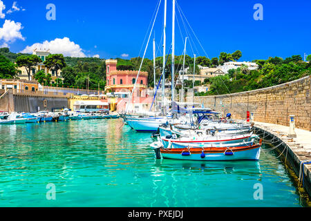 Bella Tricase Marina,vista mare azzurro e il vecchio castello,Puglia,l'Italia. Foto Stock