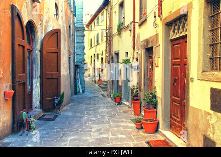 Tradizionale vecchie strade in Siena città,vista con la decorazione floreale,Toscana,l'Italia. Foto Stock