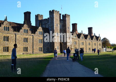 In autunno, metà ottobre 2018 presso la Knole, Sevenoaks, Kent, Inghilterra, Regno Unito. Bel tempo. Casa storica e del parco. Di proprietà di re, regine, Arcivescovi Foto Stock