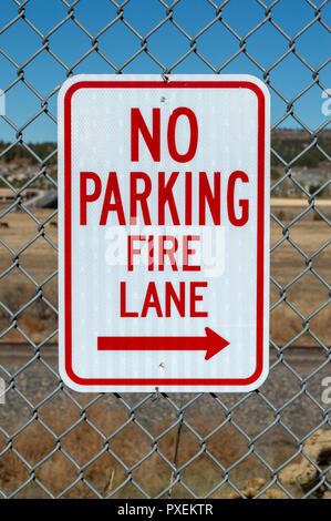 Nessun parcheggio fire lane segno sulla recinzione in parcheggio Foto Stock