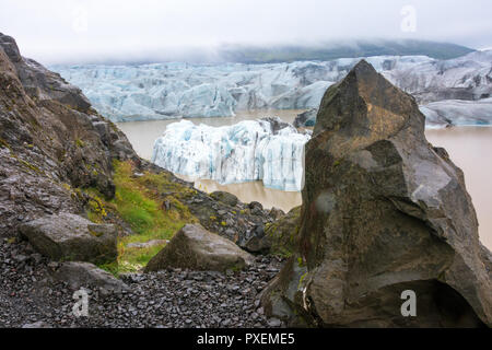 Blu ghiaccio su hidden Svinafellsjokull laguna glaciale su un braccio del grande ghiacciaio Vatnajokull in Islanda sud Foto Stock