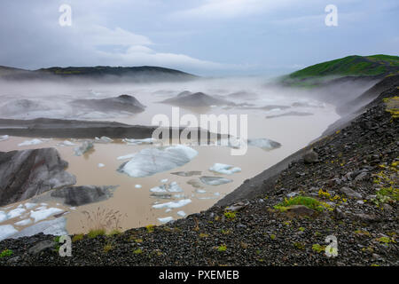 Blu ghiaccio su hidden Svinafellsjokull laguna glaciale su un braccio del grande ghiacciaio Vatnajokull in Islanda sud Foto Stock