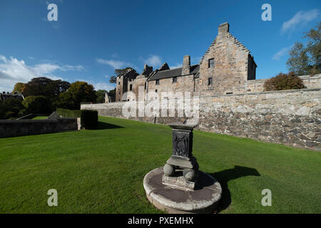 Il castello di Aberlour con Meridiana nei giardini, Fife, Scozia (nei pressi di Edimburgo) Foto Stock