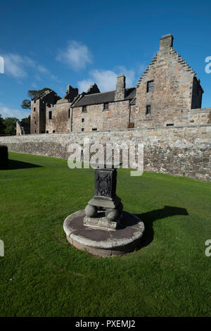 Il castello di Aberlour con Meridiana nei giardini, Fife, Scozia (nei pressi di Edimburgo) Foto Stock