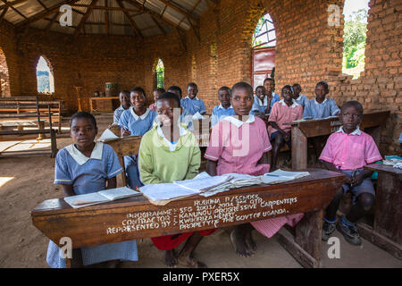 La scuola dei bambini in aula Rubona vicino alla Foresta impenetrabile di Bwindi, Uganda Foto Stock