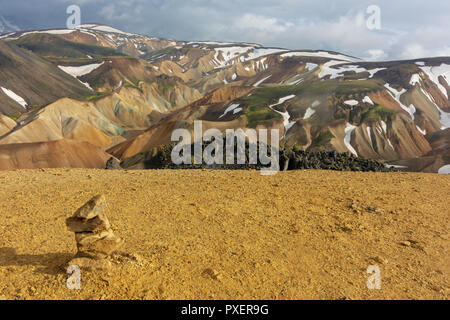 Landmannalaugar, o il 'persone piscine dell', una vasta area di incredibile bellezza nel cuore dell'Islanda Highlands Meridionali con colorati di lava e forma di sabbia Foto Stock