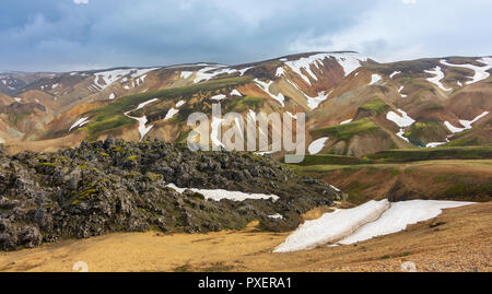 Landmannalaugar, o il 'persone piscine dell', una vasta area di incredibile bellezza nel cuore dell'Islanda Highlands Meridionali con colorati di lava e forma di sabbia Foto Stock