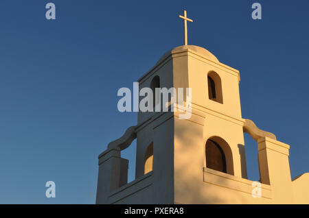 Torre campanaria della Vecchia Missione di Adobe, noto anche come Nostra Signora del Perpetuo Soccorso chiesa cattolica, nella Città Vecchia di Scottsdale, Arizona. Si è aperto nel 1933. Foto Stock