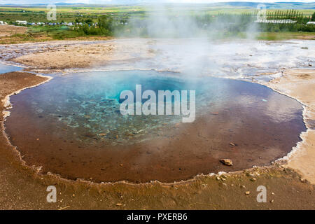 Geysir e Strokkur geyser e la zona circostante al Geysir Parco geotermico sul Golden Circle in Islanda Foto Stock