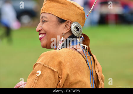 Donne Native American vestito in abiti tradizionali e selvaggina di penna in pelle vestito di testa Foto Stock