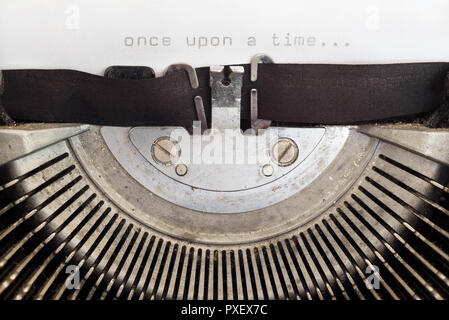 Una volta la parola digitata su una macchina da scrivere vintage Foto Stock
