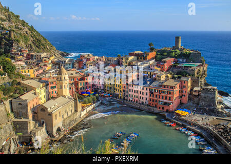 Villaggio di pescatori di Vernazza (cinque Terre, Italia) Foto Stock