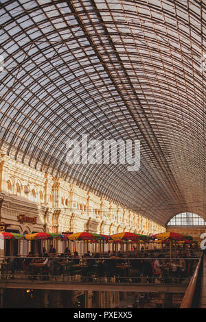 Ottobre 11, 2018 Mosca. La gomma di persone sono il pranzo in un bar al terzo piano di un grande magazzino. Foto Stock