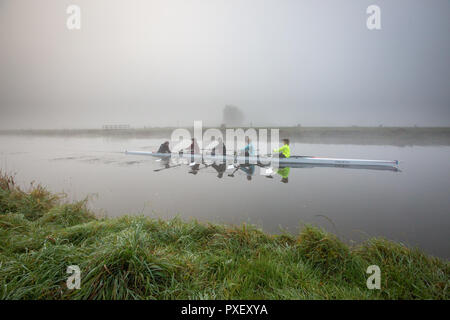 I rematori di treno sul fiume Cam in Cambridge in la mattina presto su un foggy nebbioso giorno Foto Stock