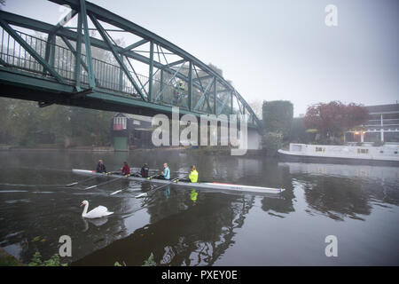 I rematori di treno sul fiume Cam in Cambridge in la mattina presto su un foggy nebbioso giorno Foto Stock
